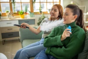 How to Unclog a Vape Cart (and How to Prevent It) 2 Two female friends watching TV together at home